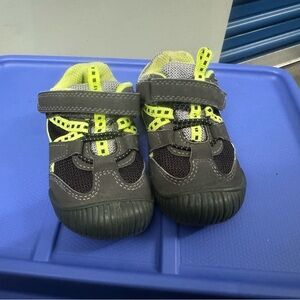 Boys Smart Fit sneakers sz 7 infant